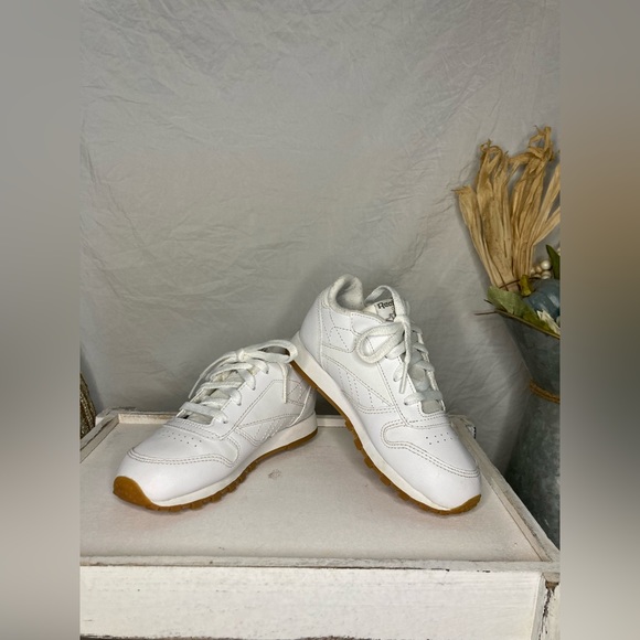 EUC. REEBOK Classic Leather Athletic Shoes, Little Kid’s, White / Gum, Size 10 - Picture 8 of 13